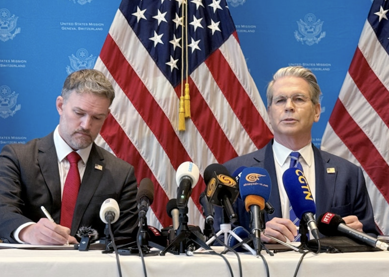 Đại diện Thương mại Mỹ Jamieson Greer (trái) và Bộ trưởng Bộ Tài chính Mỹ Scott Bessent tại họp báo công bố thỏa thuận thương mại Mỹ - Trung ở Geneva, Thụy Sỹ ngày 12/5 /2025 - Ảnh: Reuters.