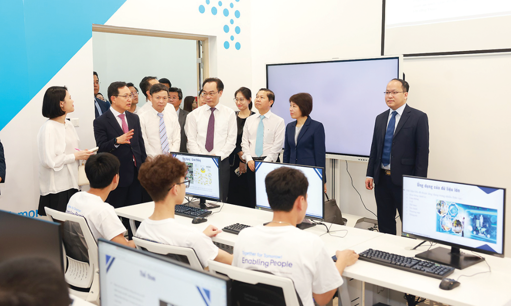 Các doanh nghiệp nước ngoài trực tiếp cử chuyên gia, giảng viên, tham gia vào quá trình giảng dạy, thiết kế chương trình đào tạo và định hướng nghiên cứu cho các đại học công nghệ Việt Nam - Ảnh minh hoạ.