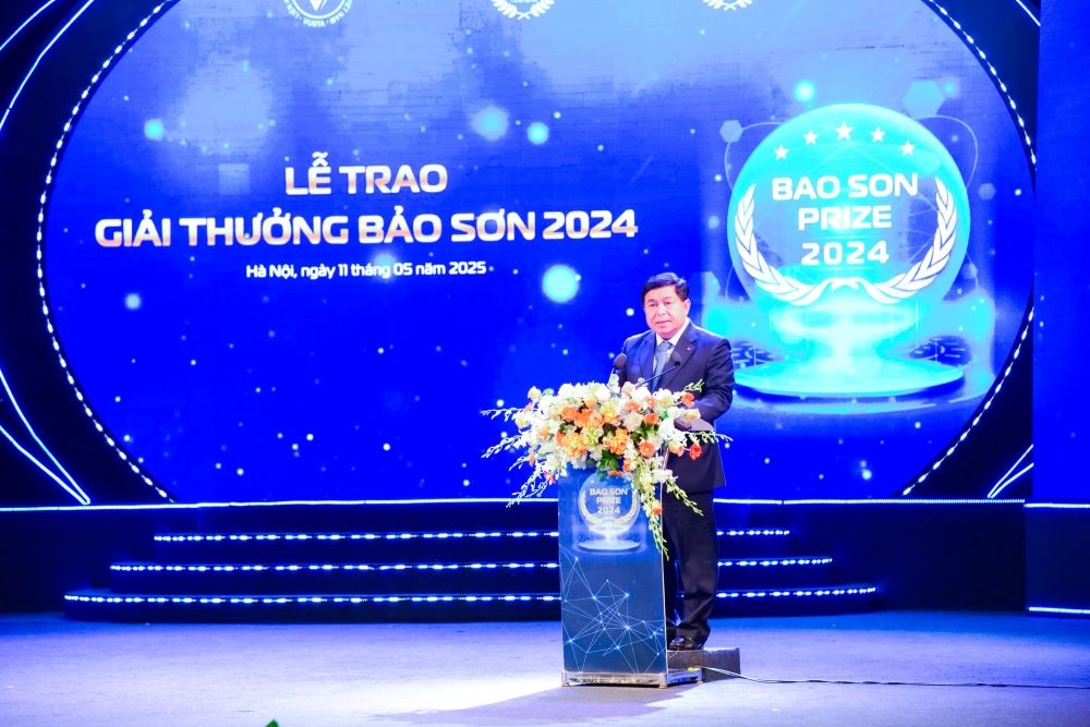 Ph&oacute; Thủ tướng Nguyễn Ch&iacute; Dũng ph&aacute;t biểu v&agrave; tham gia trao giải.