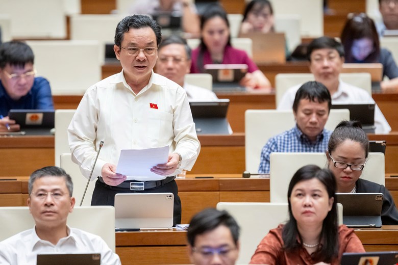 Đại biểu Ho&agrave;ng Văn Cường, đo&agrave;n TP. H&agrave; Nội ph&aacute;t biểu &yacute; kiến thảo luận.
