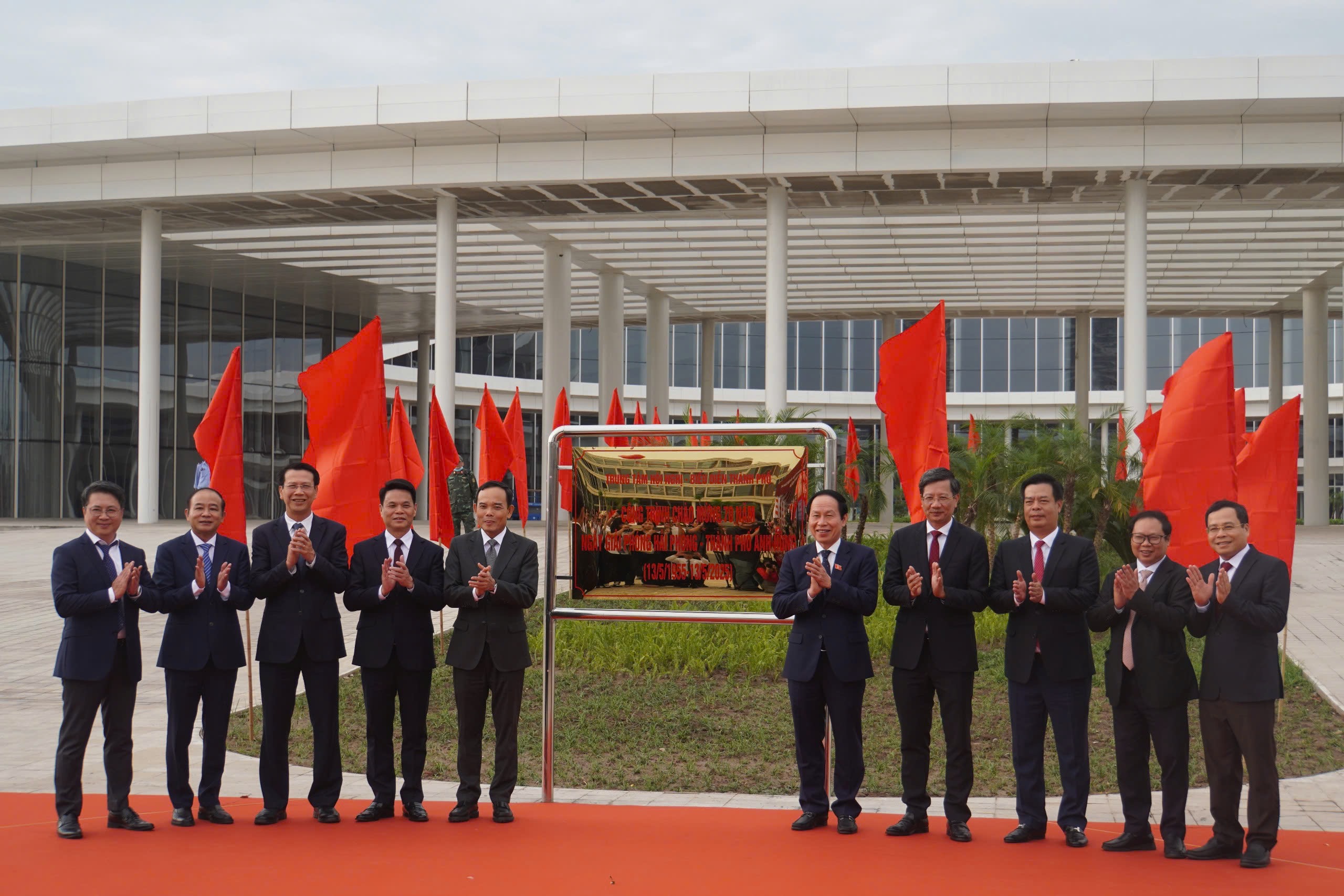 Gắn biển Dự &aacute;n Trung t&acirc;m Hội nghị - Biểu diễn th&agrave;nh phố