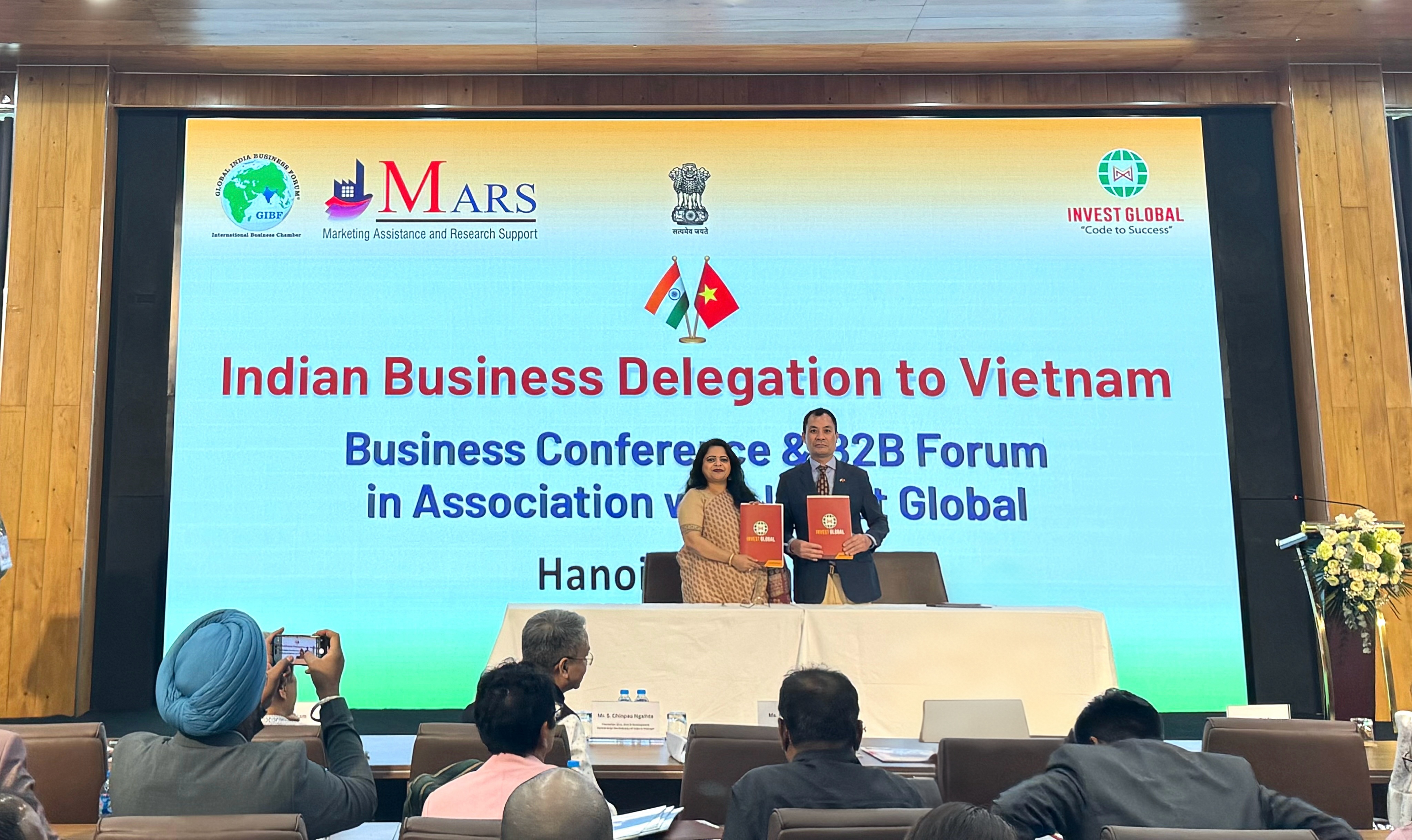 MoU signing ceremony between Invest Global and MARS within the framework of the forum. (Photo: Phuong Hoa)