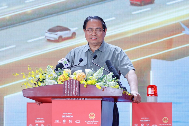 Thủ tướng Chính phủ phát biểu tại Lễ khởi công dự án cao tốc Ninh Bình - Hải Phòng đoạn qua tỉnh Nam Định, Thái Bình và dự án khu công nghiệp Hưng Phú. Ảnh: VGP