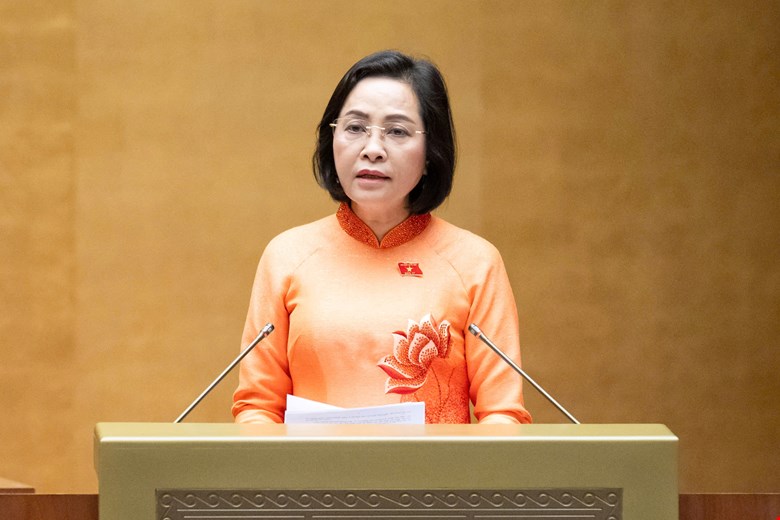 Phó Chủ tịch Quốc hội Nguyễn Thị Thanh trình bày Tờ trình về việc rút ngắn nhiệm kỳ Quốc hội khoá XV và Hội đồng nhân dân các cấp nhiệm kỳ 2021– 2026.