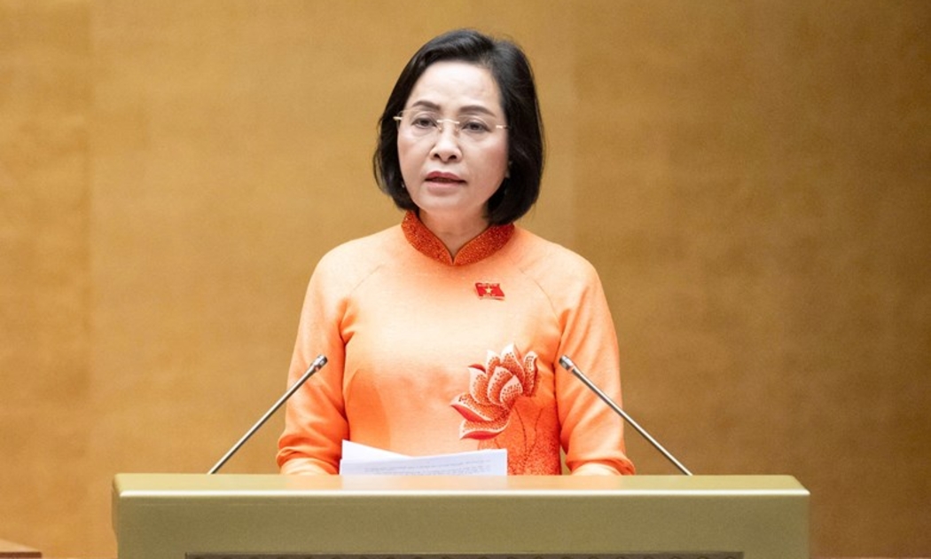 Phó Chủ tịch Quốc hội Nguyễn Thị Thanh trình bày Tờ trình về việc rút ngắn nhiệm kỳ Quốc hội khoá XV và Hội đồng nhân dân các cấp nhiệm kỳ 2021– 2026.