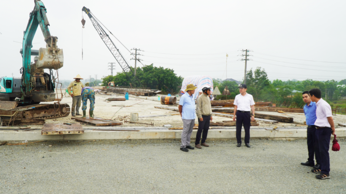 Phó Chủ tịch UBND thành phố Huế Hoàng Hải Minh kiểm tra tiến độ thi công tuyến đường cứu hộ,cứu nạn Phong Điền - Điền Lộc