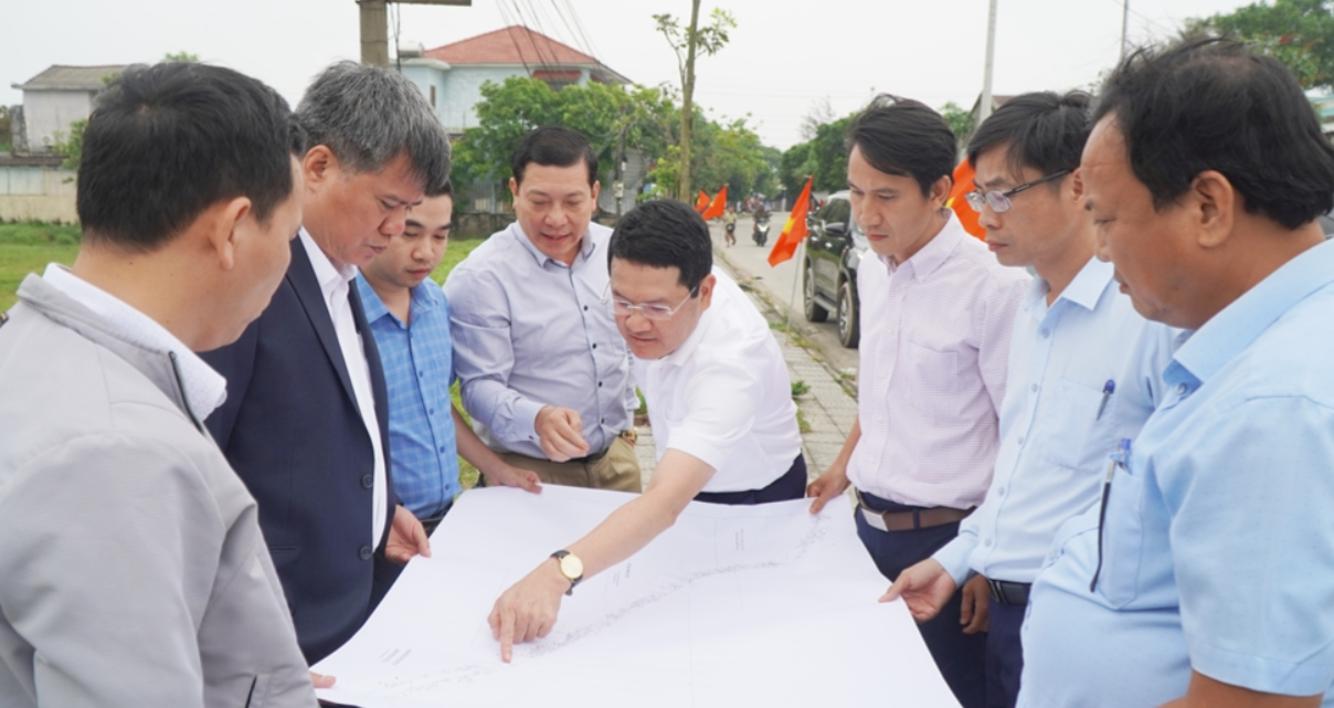 Ph&oacute; Chủ tịch UBND th&agrave;nh phố&nbsp; Huế kiểm tra tiến độ giải ph&oacute;ng mặt bằng tuyến đường bộ ven biển kết hợp cầu vượt cửa biển Thuận An