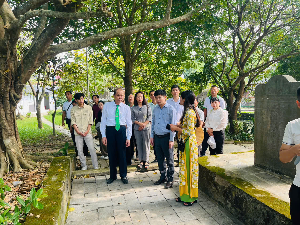 Du khách khám phá thành nhà Hồ