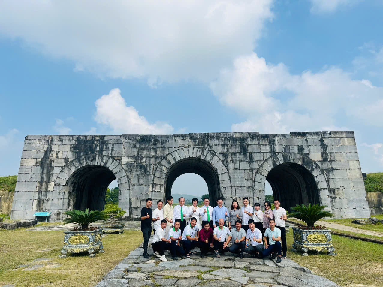 Du khách khám phá thành nhà Hồ