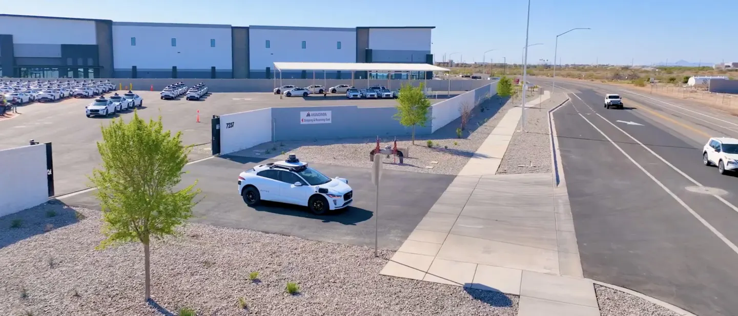 Một chiếc Waymo robotaxi đ&atilde; ho&agrave;n th&agrave;nh l&aacute;i xe ra khỏi nh&agrave; m&aacute;y để đi v&agrave;o hoạt động ở khu vực Phoenix - Ảnh Forbes.&nbsp;