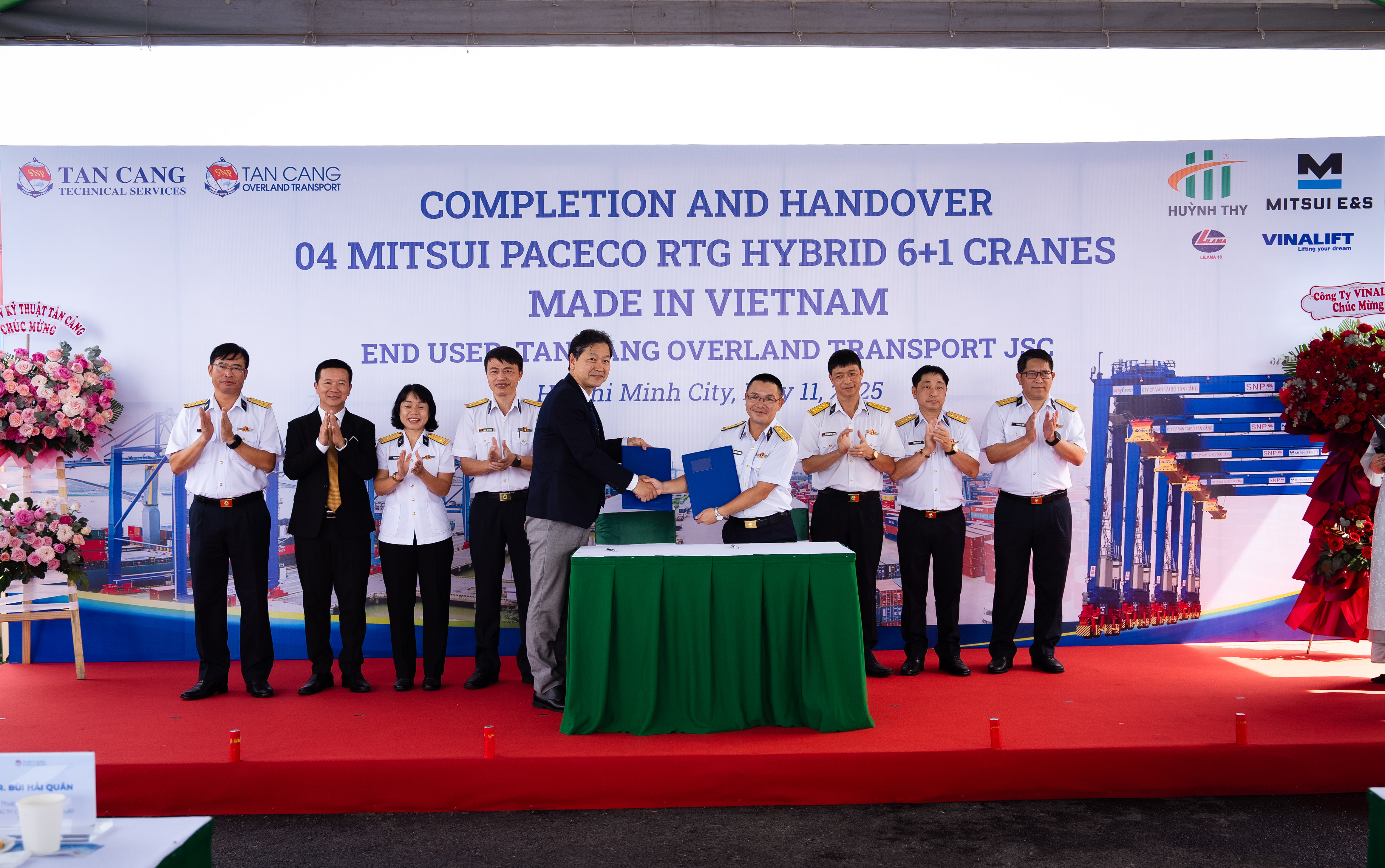 Nghi thức bàn giao cẩu giữa Tập đoàn Mitsui E&S (Nhật Bản) và đại diện Vận tải bộ Tân Cảng.