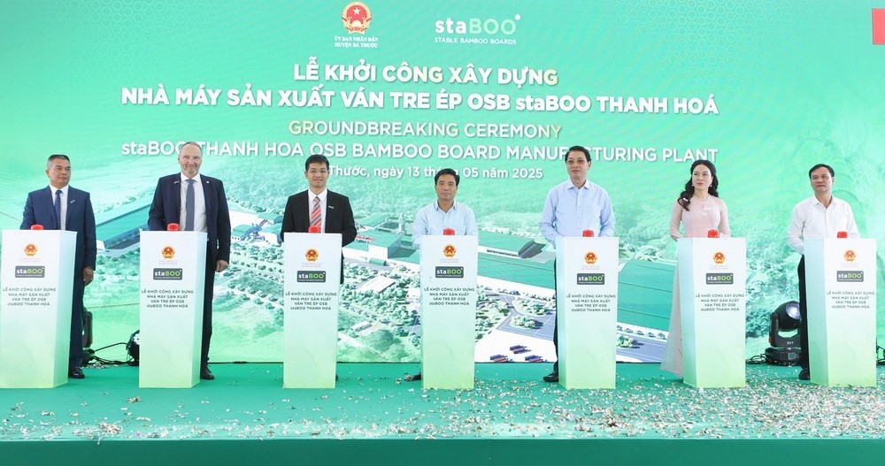 Lãnh đạo tỉnh Thanh Hoá và nhà đầu tư nhà đầu tư thực hiện nghi thức khởi công