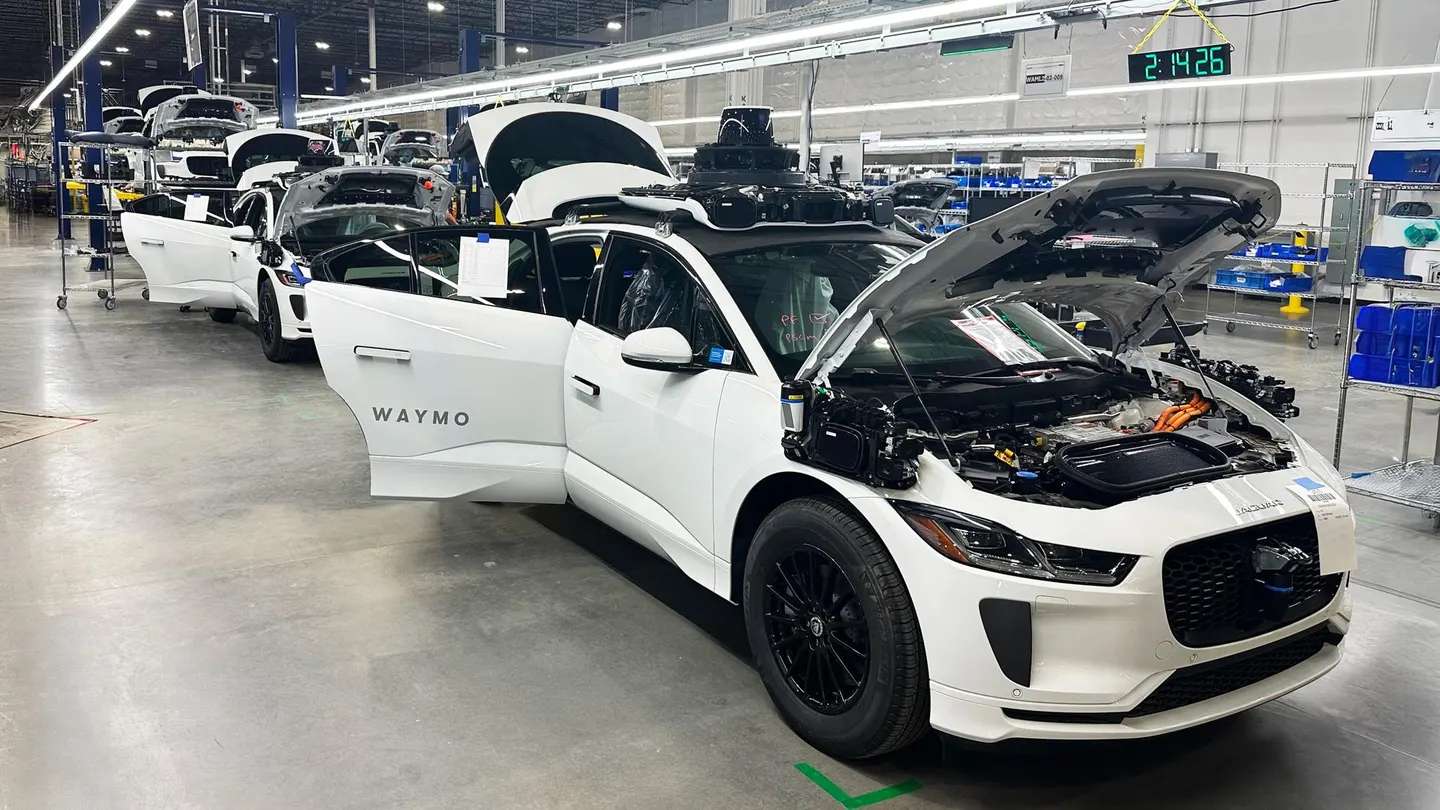 Các công nhân lắp đặt hệ thống máy tính, lidar, radar và camera của Waymo trên những chiếc SUV Jaguar I-PACE chạy điện tại nhà máy Mesa, Arizona - Ảnh Forbes. 