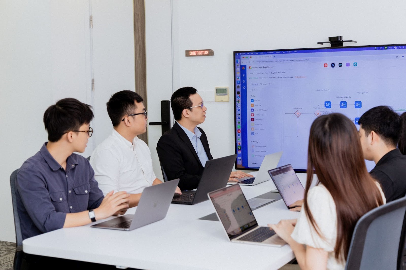 Doanh nghiệp sử dụng giải ph&aacute;p số h&oacute;a v&agrave; tự động h&oacute;a quy tr&igrave;nh Cogover Process.