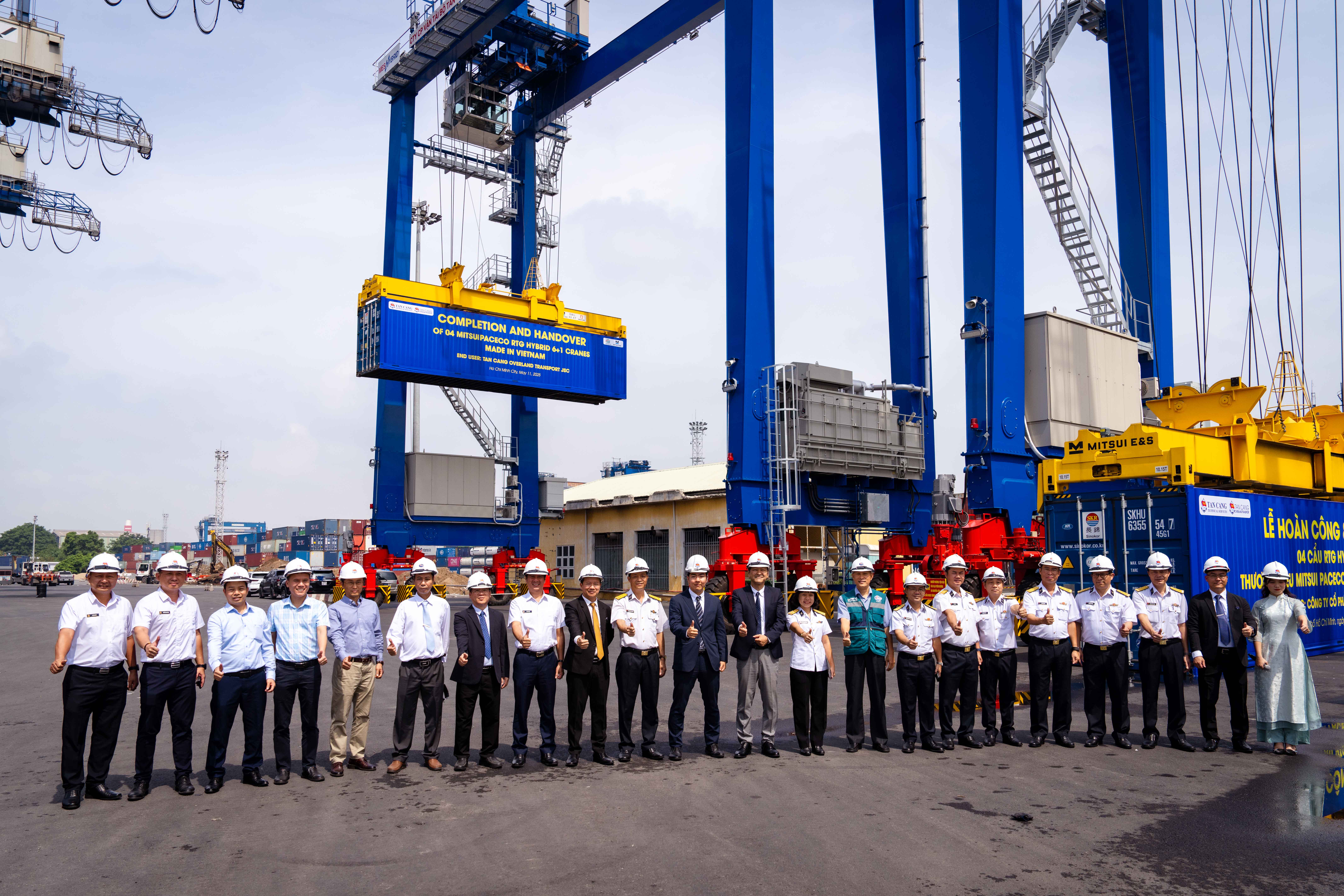 Khách mời tham dự sự kiện lễ bàn giao cẩu tại cảng Tân Cảng Cát Lái.