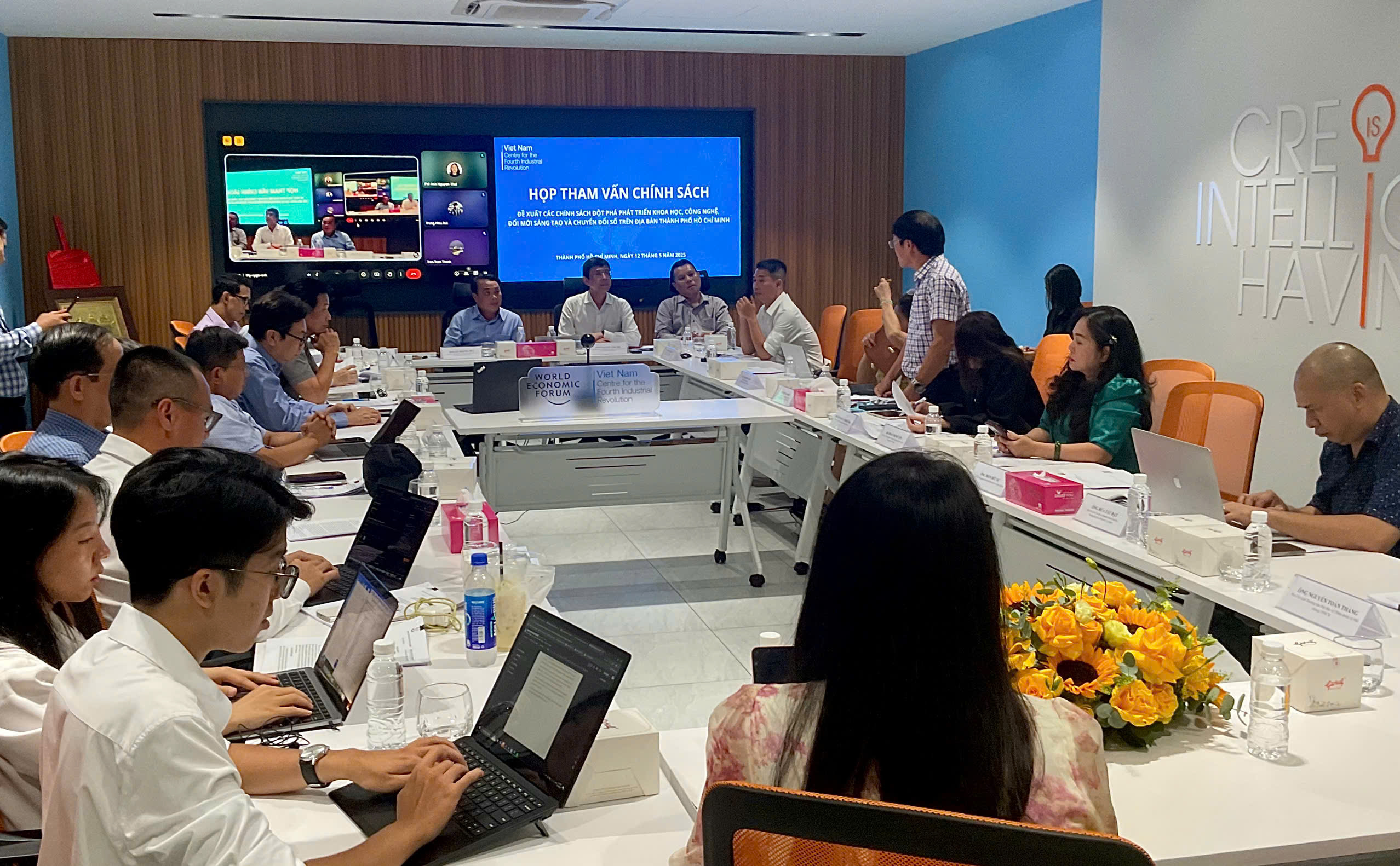 C&aacute;c doanh nghiệp, hiệp hội chia sẻ &yacute; kiến trong buổi họp tham vấn tại&nbsp;Trung t&acirc;m C&aacute;ch mạng C&ocirc;ng nghiệp lần thứ tư tại TP.HCM (HCMC C4IR).