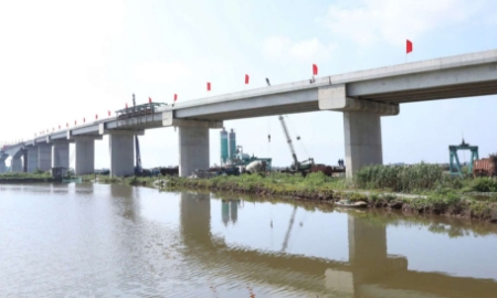 Cầu vượt sông Đáy có tổng chiều dài 1,2km. Ảnh: Nguyễn Trường