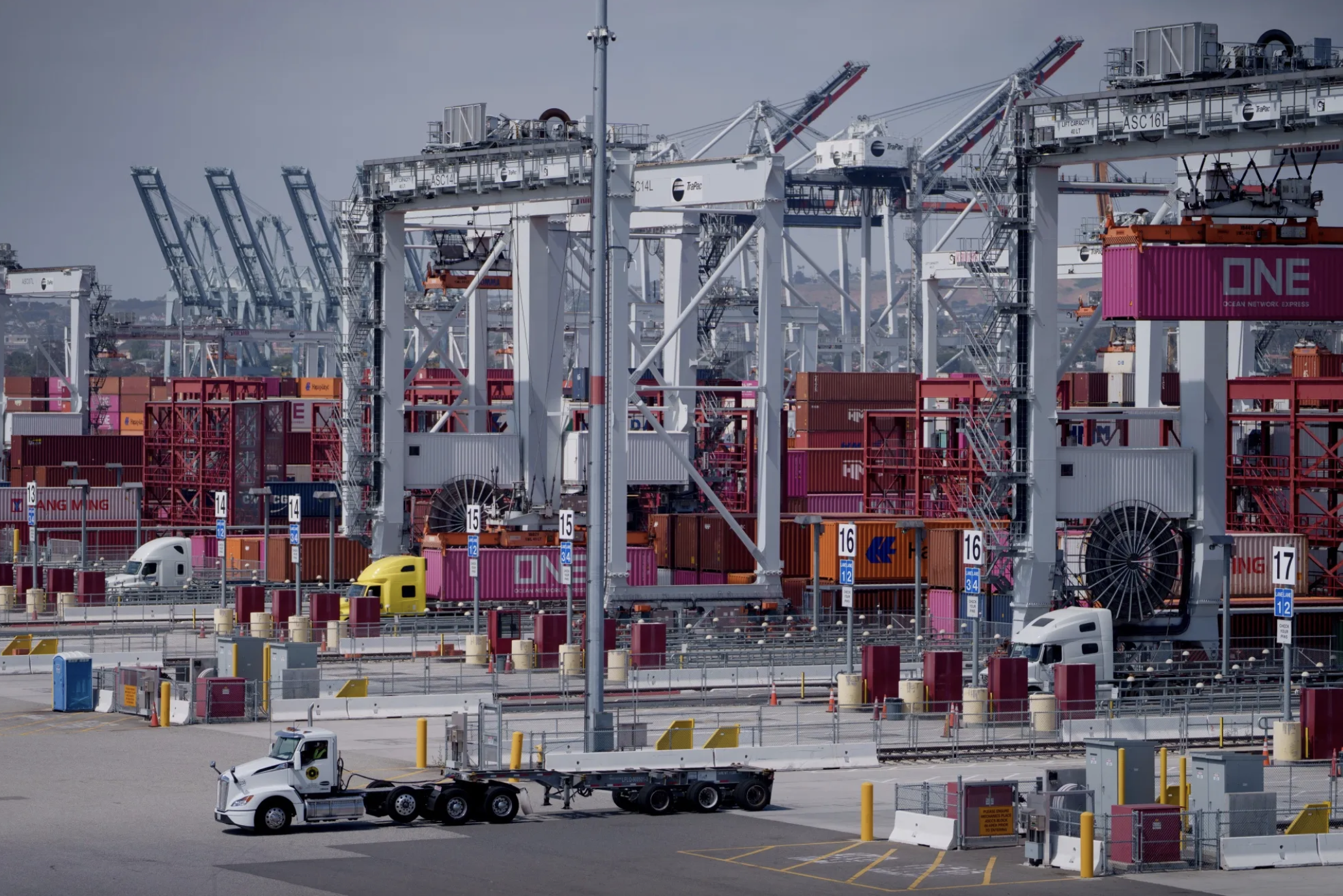 Một góc cảng Los Angeles của Mỹ - Ảnh: Bloomberg.