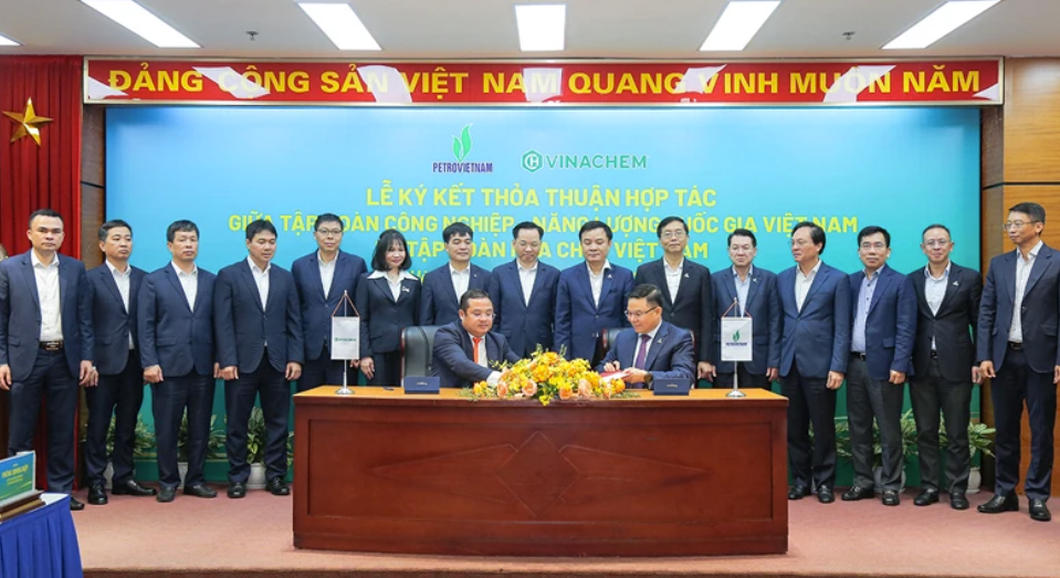 Petrovietnam v&agrave; Vinachem k&yacute; hợp t&aacute;c to&agrave;n diện ng&agrave;y 16/4/2025, nhằm tận dụng thế mạnh ri&ecirc;ng mỗi b&ecirc;n v&agrave; tạo hiệu ứng cộng hưởng, n&acirc;ng cao hiệu quả hoạt động sản xuất kinh doanh.