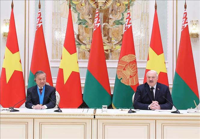 Tổng B&iacute; thư T&ocirc; L&acirc;m v&agrave; Tổng thống Belarus A.Lukashenko ph&aacute;t biểu với b&aacute;o ch&iacute; - Ảnh: TTXVN