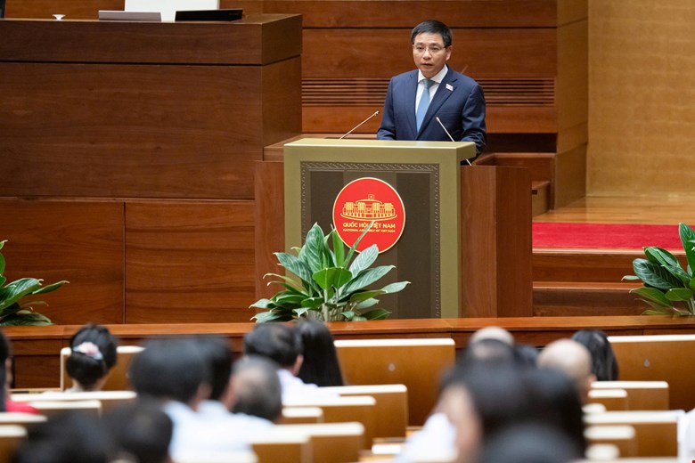Bộ trưởng Bộ Tài chính trình bày Tờ trình dự thảo Nghị quyết của Quốc hội về kéo dài thời hạn miễn thuế sử dụng đất nông nghiệp.
