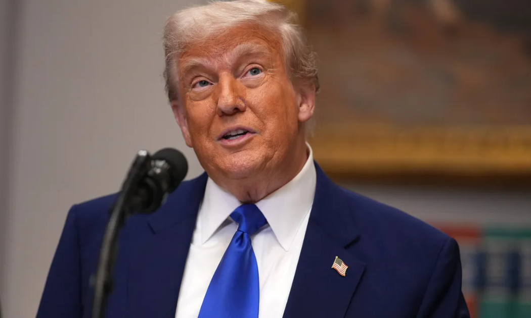 Ông Trump phát biểu trong một cuộc họp báo tại Nhà Trắng ngày 12/5 - Ảnh: Bloomberg