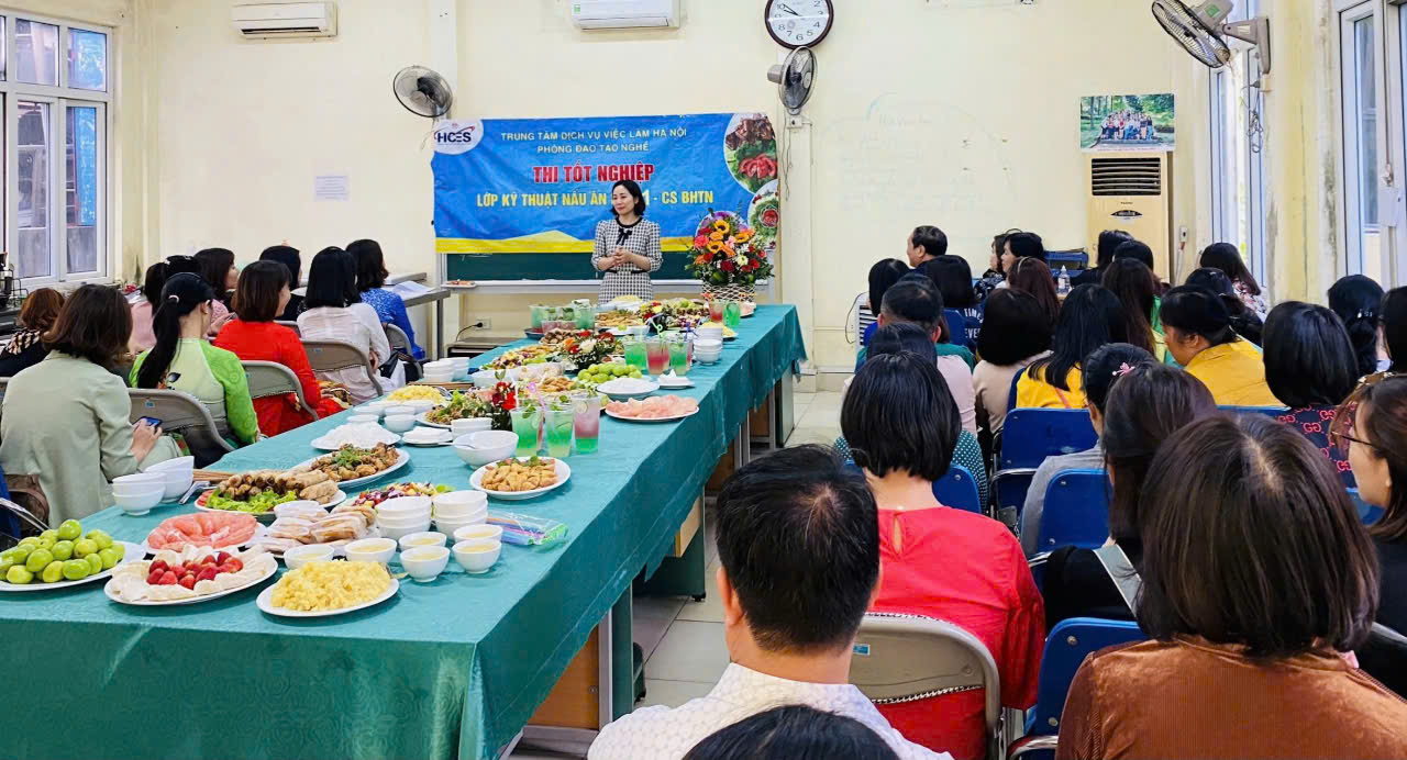 Một lớp đào tạo nghề cho lao động thất nghiệp tại Trung tâm Dịch vụ việc làm Hà Nội. Ảnh: TH.