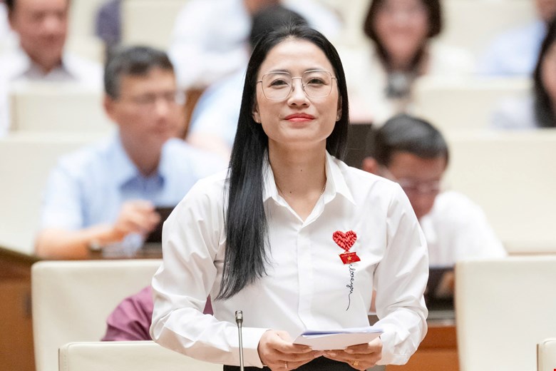 Đại biểu Trần Kh&aacute;nh Thu, thảo luận tại hội trường chiều ng&agrave;y 13/5.