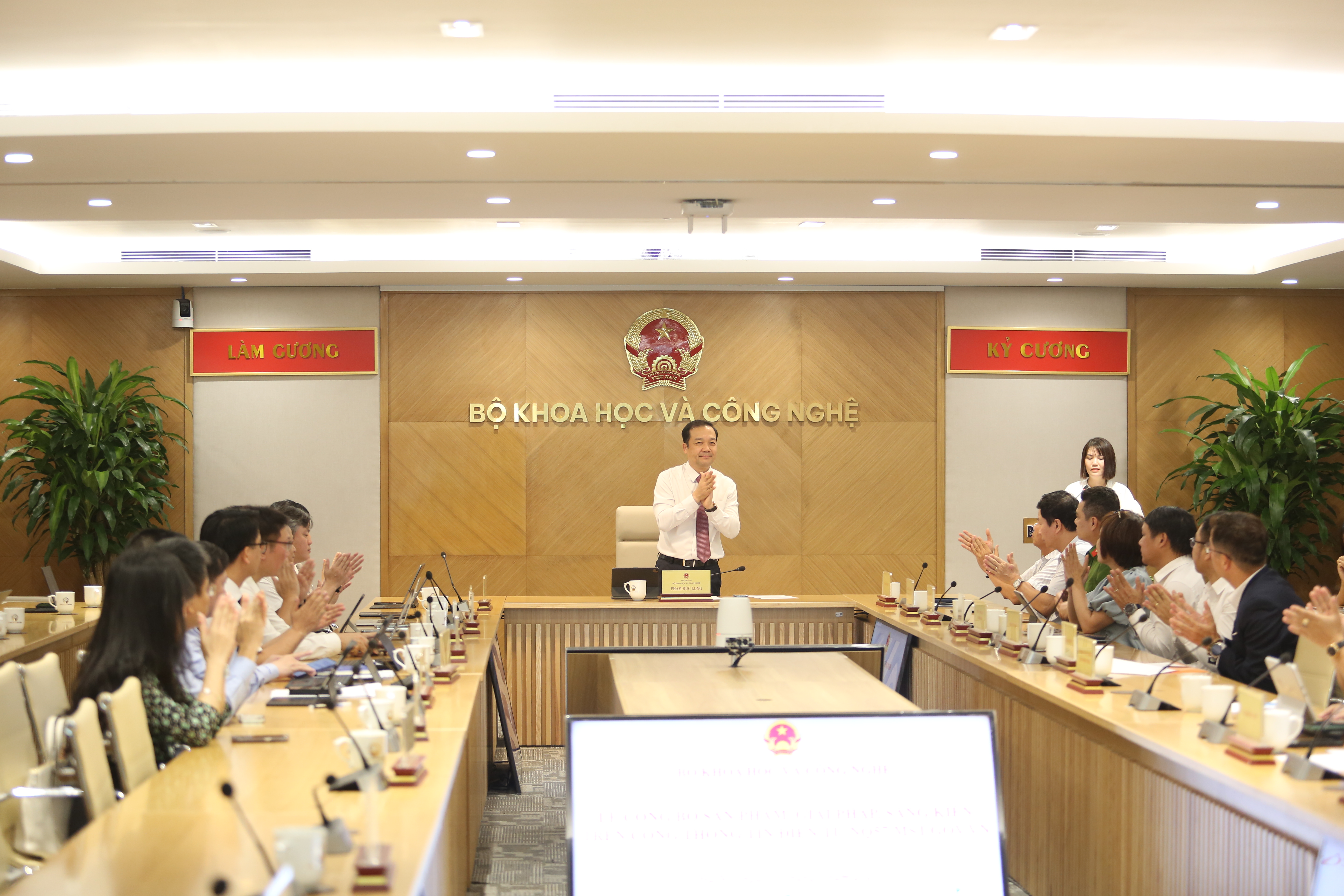 Thứ trưởng Bộ KH&CN Phạm Đức Long chủ tr&igrave; hội nghị.&nbsp;