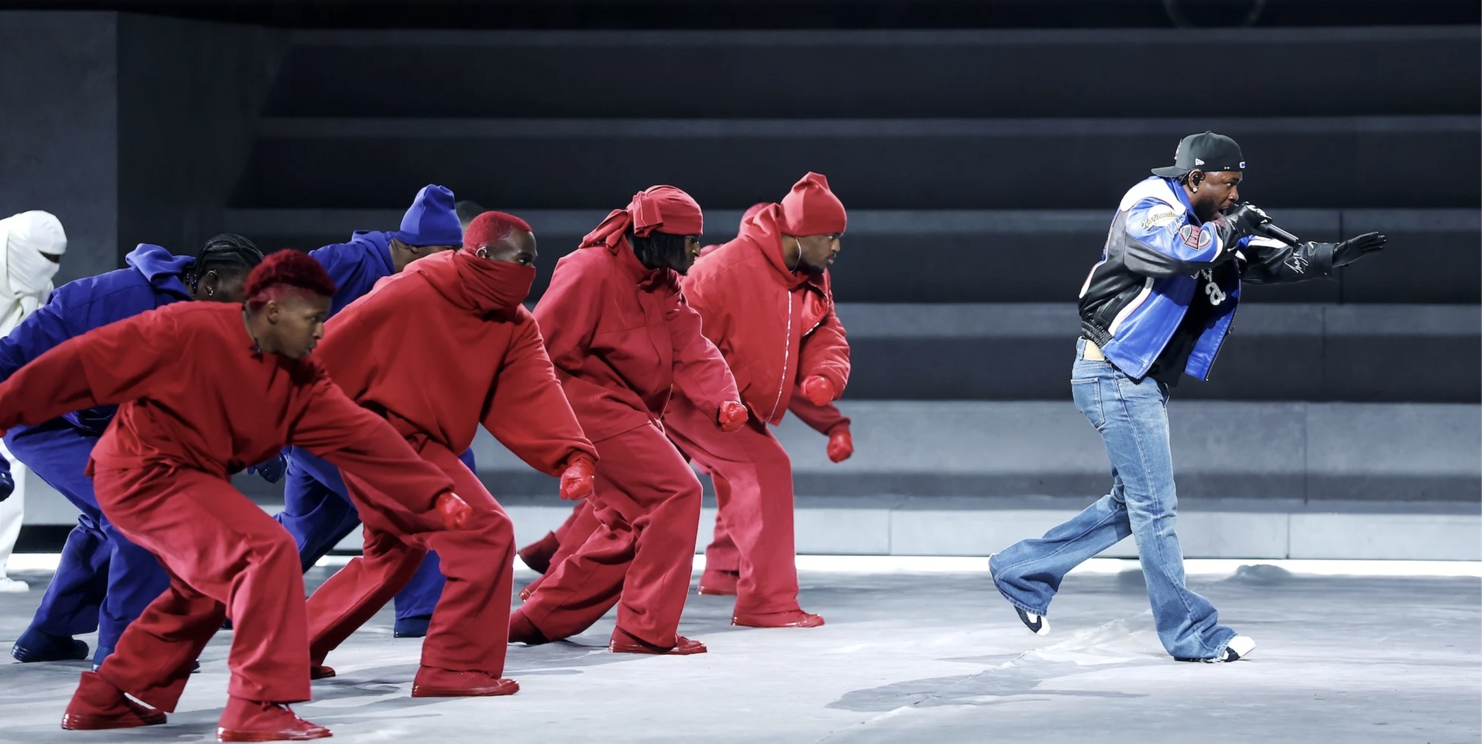 Rapper Kendrick Lamar diện quần Jeans Celine tại Super Bowl gi&uacute;p thương hiệu thu về hơn 2 triệu USD gi&aacute; trị truyền th&ocirc;ng.