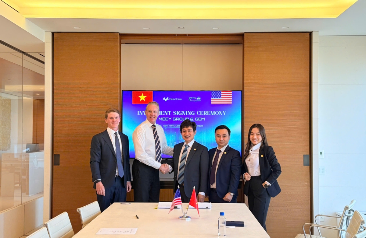 Ông Chris F. Brown - Giám đốc GEM (áo trắng) và ông Hoàng Mai Chung - Chủ tịch Hội đồng Quản trị Meey Group tại lễ ký kết.