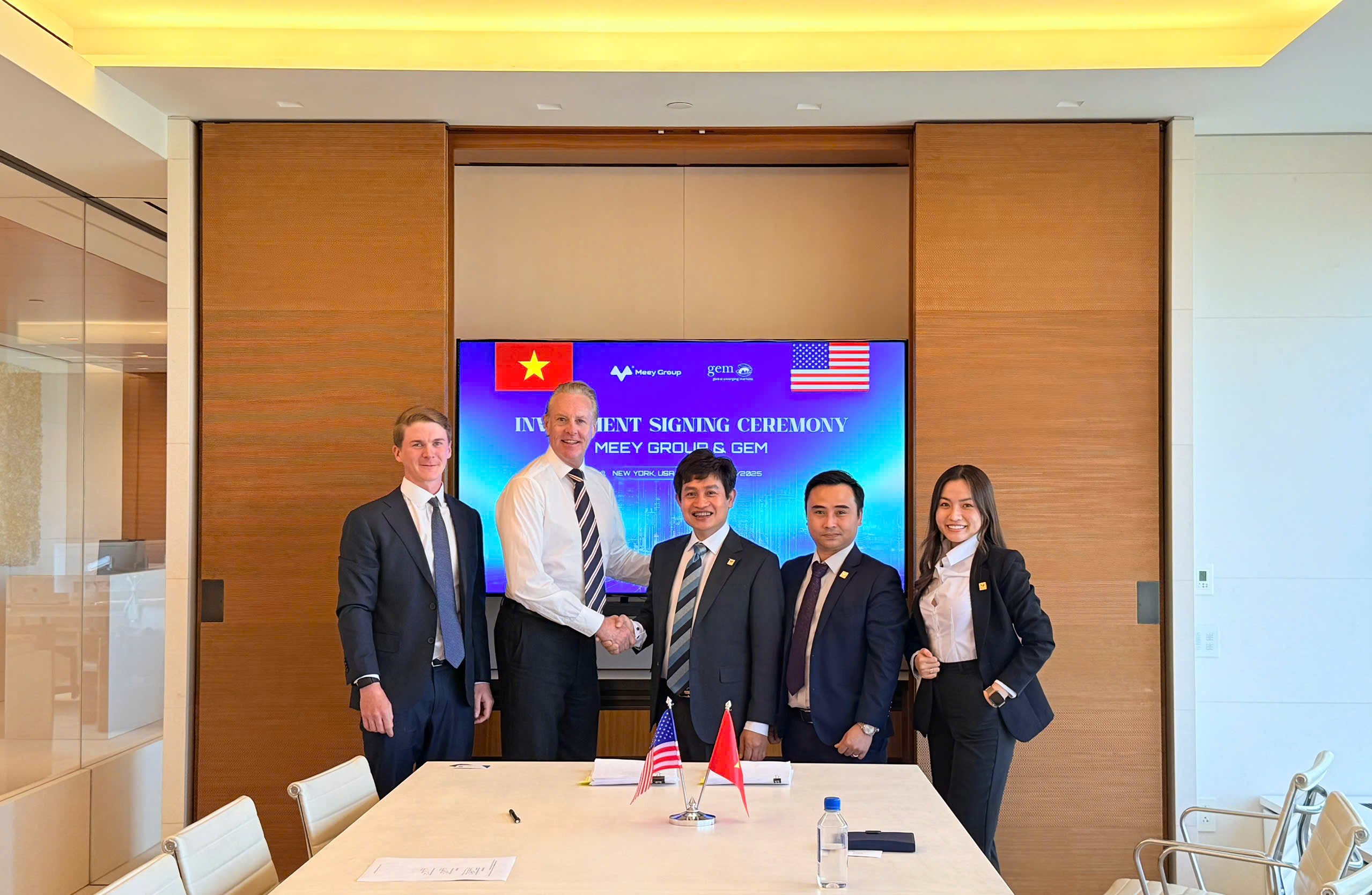 Ông Chris F. Brown - Giám đốc GEM (áo trắng) và ông Hoàng Mai Chung - Chủ tịch Hội đồng Quản trị Meey Group tại lễ ký kết.