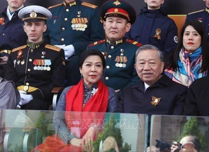 Tổng B&iacute; thư T&ocirc; L&acirc;m v&agrave; Phu nh&acirc;n dự Lễ duyệt binh Kỷ niệm 80 năm Ng&agrave;y Chiến thắng trong Chiến tranh Vệ quốc vĩ đại - Ảnh: TTXVN