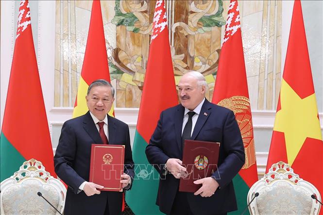 Tổng B&iacute; thư T&ocirc; L&acirc;m v&agrave; Tổng thống A.Lukashenko k&yacute; Tuy&ecirc;n bố chung về việc thiết lập quan hệ Đối t&aacute;c Chiến lược Việt Nam - Belarus. Ảnh: TTXVN
