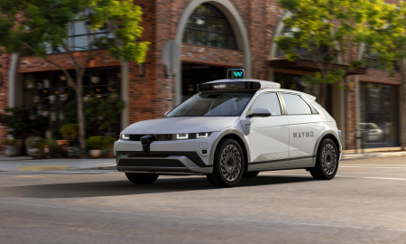 Bên trong nhà máy sản xuất robotaxi đầu tiên của Mỹ