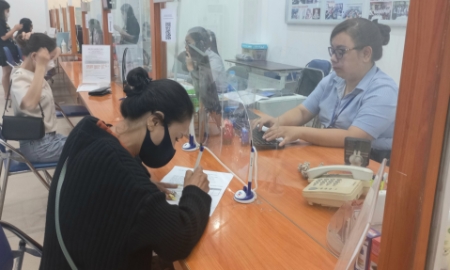 Tiếp nhận hồ sơ hưởng bảo hiểm thất nghiệp của người lao động. Ảnh: Nhật Dương.