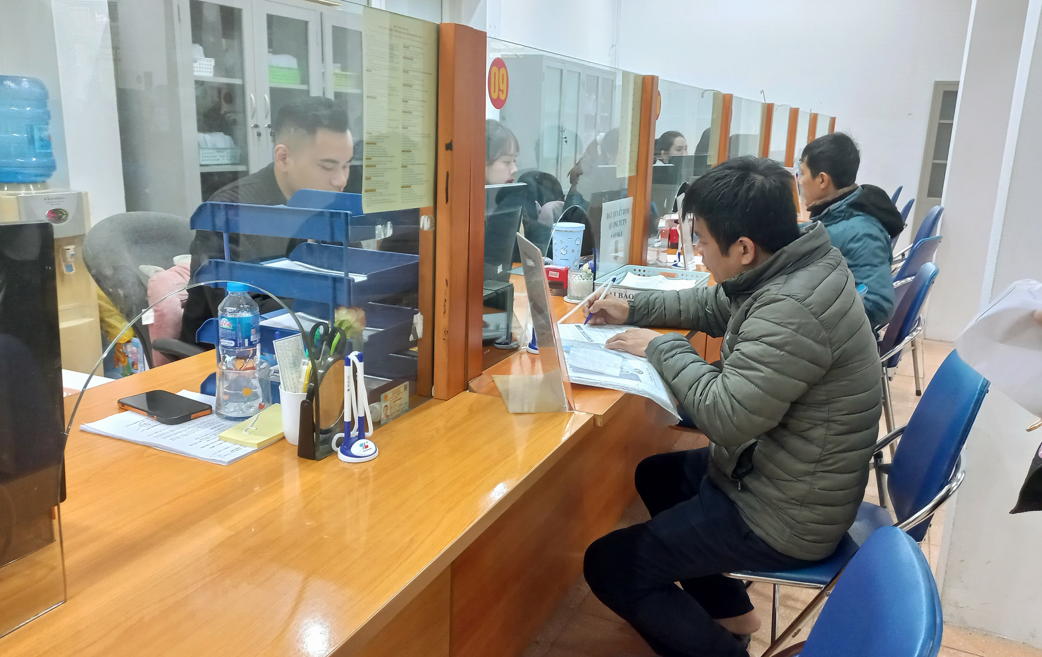 Chi trả chế độ liên quan đến bảo hiểm cho người lao động. Ảnh: N.Dương.