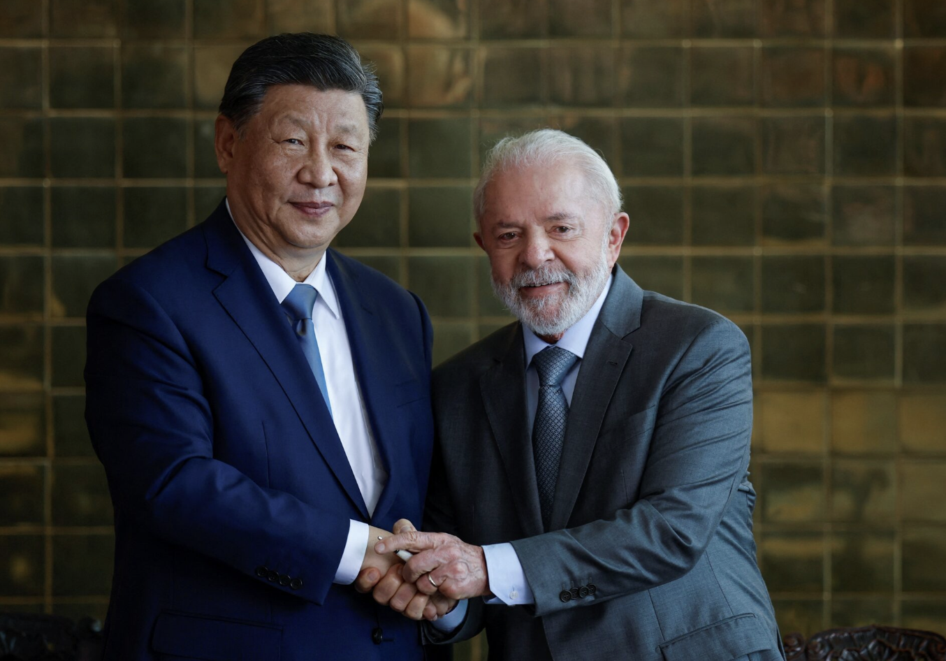 Chủ tịch Trung Quốc Tập Cận Bình (trái) và Tổng thống Brazil Luiz Inacio Lula da Silva - Ảnh: Reuters.