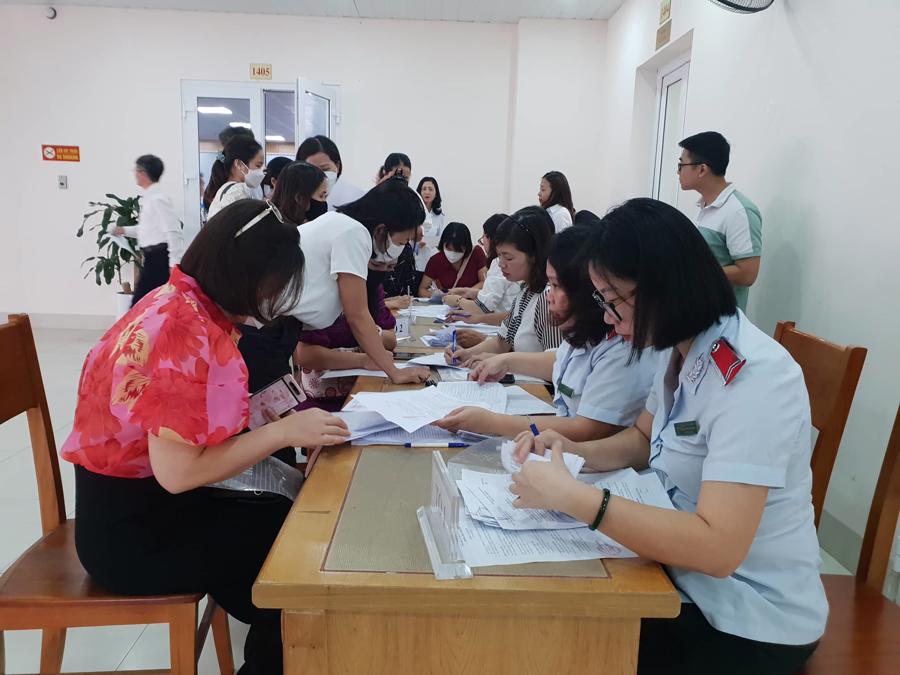 Kiểm tra việc đóng bảo hiểm thất nghiệp, bảo hiểm xã hội của doanh nghiệp. Ảnh: PM.