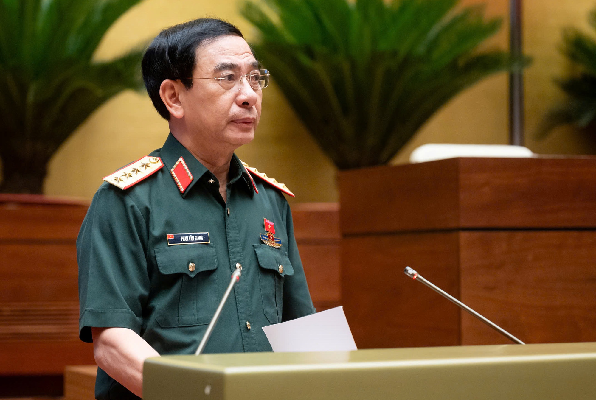 Đại tướng Phan Văn Giang, Bộ trưởng Bộ Quốc ph&ograve;ng, tr&igrave;nh b&agrave;y tờ tr&igrave;nh dự &aacute;n Luật Tham gia lực lượng g&igrave;n giữ h&ograve;a b&igrave;nh của Li&ecirc;n Hợp Quốc.