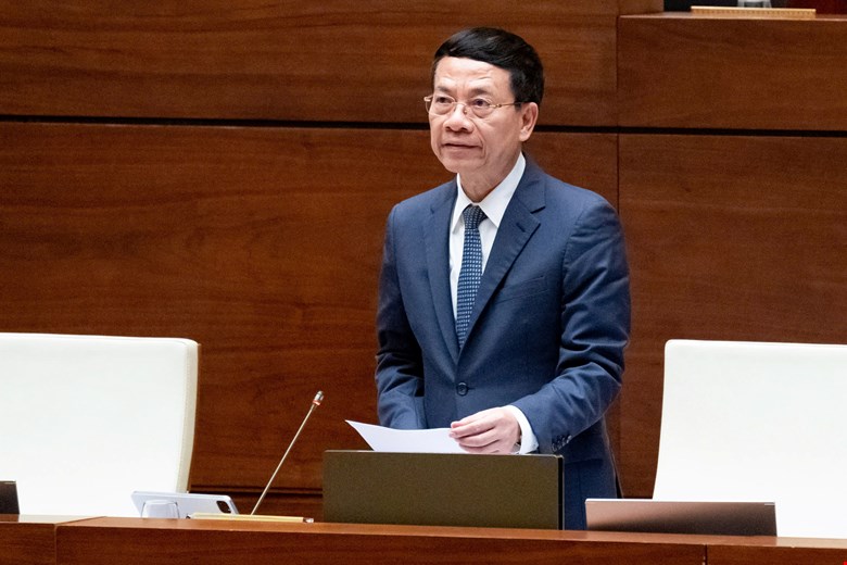 Bộ trưởng Bộ Khoa học v&agrave; C&ocirc;ng nghệ Nguyễn Mạnh H&ugrave;ng giải tr&igrave;nh tiếp thu một số vấn đề đại biểu n&ecirc;u.