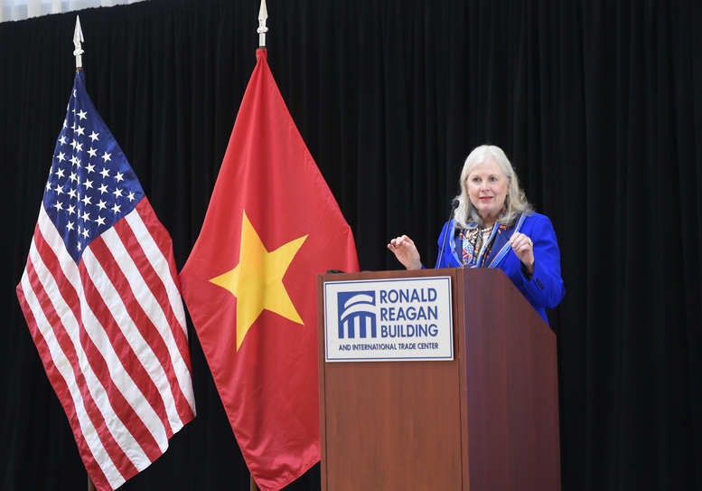Bà Diane Farrell, Phó Thứ trưởng phụ trách Thương mại quốc tế Bộ Thương mại Hoa Kỳ nhấn mạnh Hoa Kỳ sẵn sàng hỗ trợ doanh nghiệp Việt Nam trong các hoạt động đầu tư. (Ảnh: VGP)
