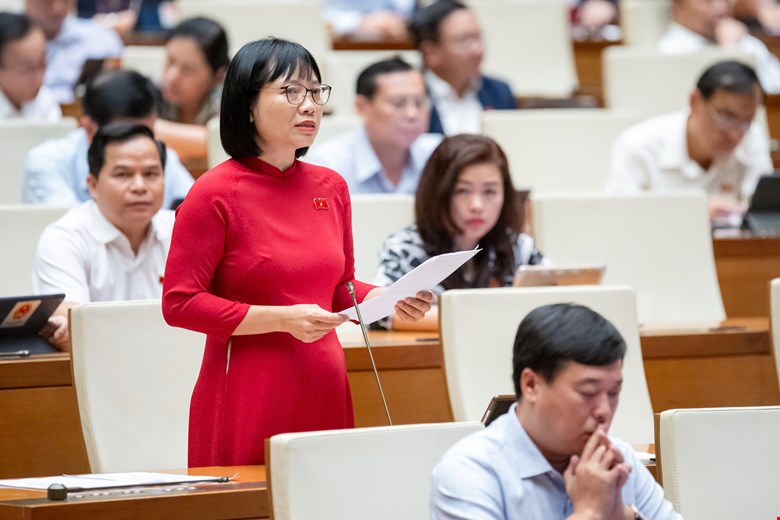 Đại biểu Nguyễn Thị Việt Nga, đo&agrave;n Hải Dương.