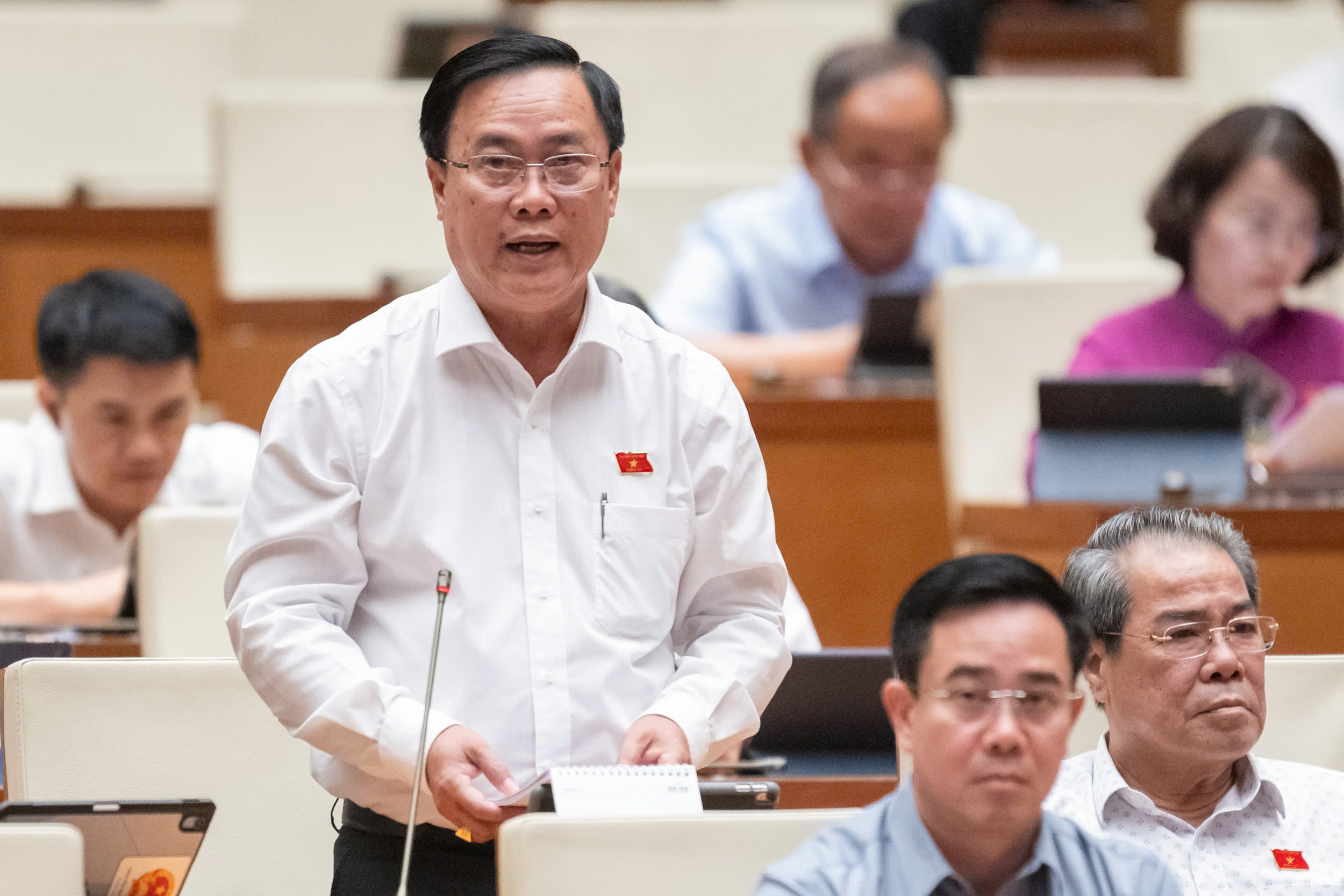 Đại biểu Nguyễn Quốc Hận, đo&agrave;n C&agrave; Mau, ph&aacute;t biểu thảo luận.