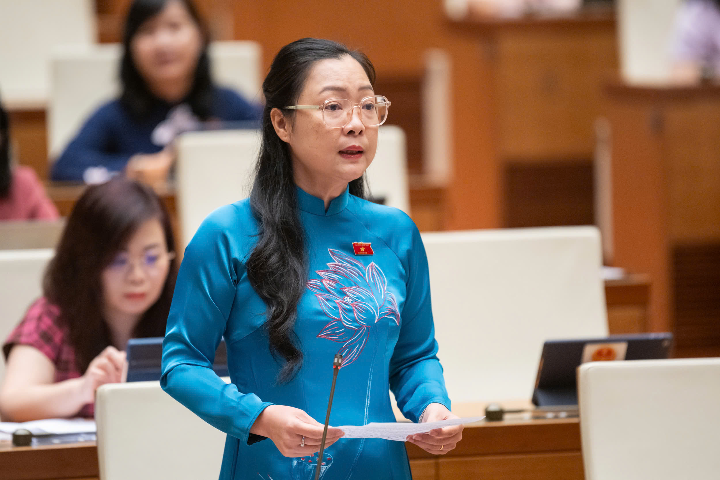 Đại biểu Nguyễn Thị Quy&ecirc;n Thanh, đo&agrave;n Vĩnh Long: C&acirc;n nhắc việc bổ sung c&aacute;c điều kiện, nguồn lực đảm bảo thực hiện ph&acirc;n cấp.