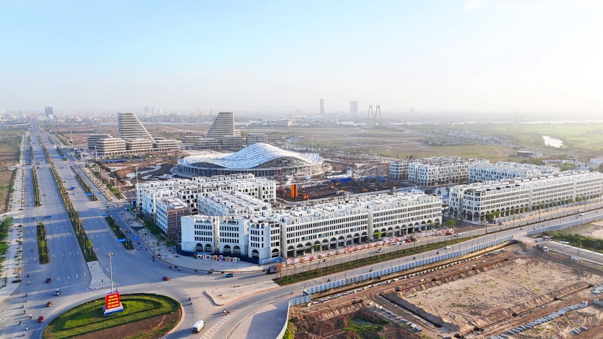 The Centric nằm kế cận hai c&ocirc;ng tr&igrave;nh thế kỷ của th&agrave;nh phố Hải Ph&ograve;ng.