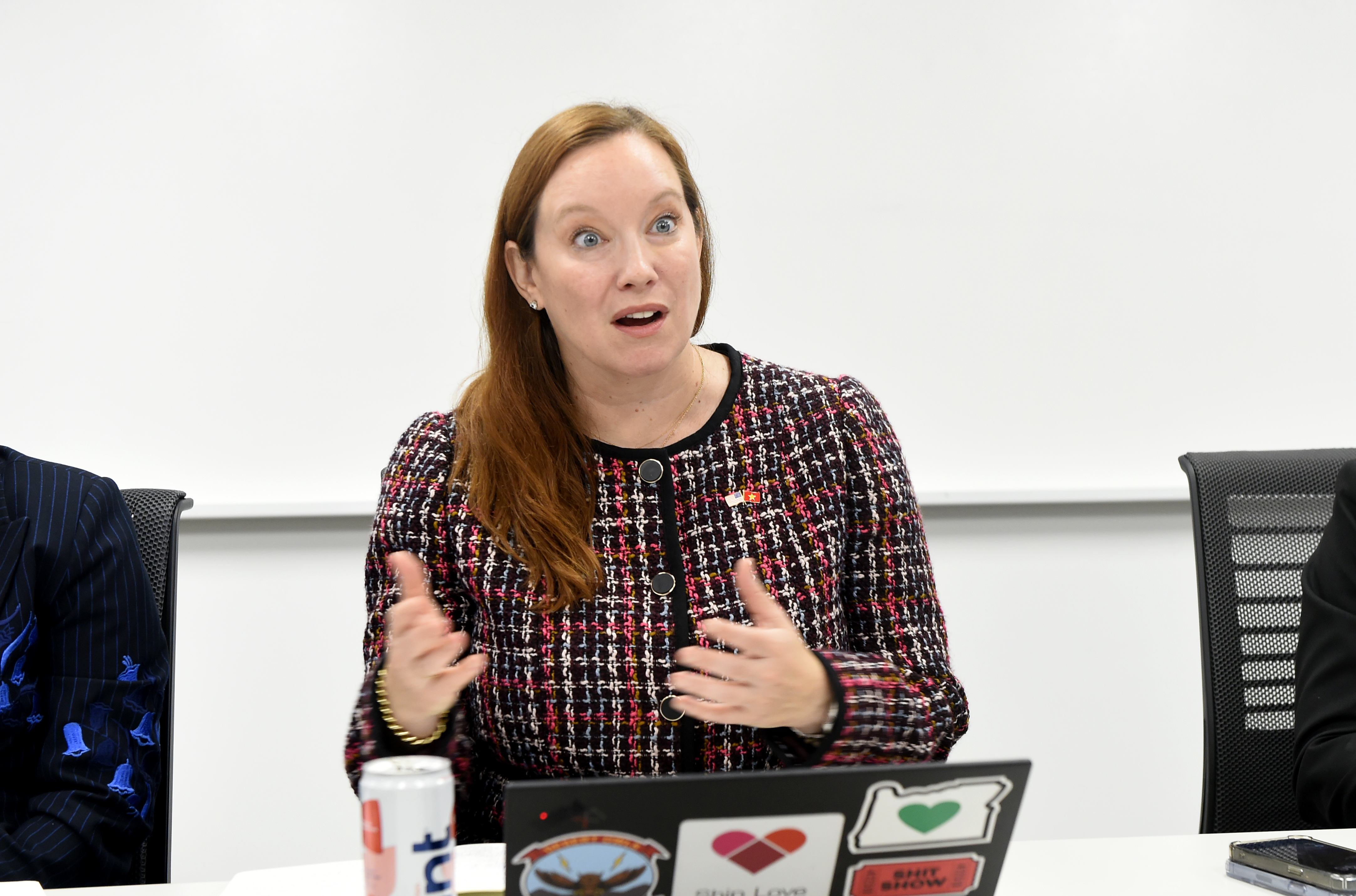 B&agrave; Molly Montgomery, Gi&aacute;m đốc Ch&iacute;nh s&aacute;ch c&ocirc;ng phụ tr&aacute;ch thị trường Hoa Kỳ của Meta trao đổi với Đo&agrave;n c&ocirc;ng t&aacute;c của Bộ T&agrave;i ch&iacute;nh.