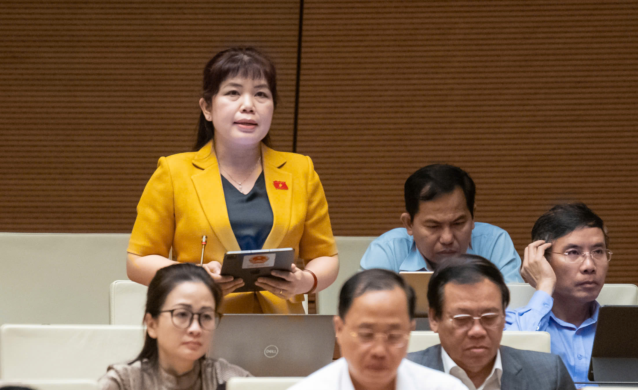 Đại biểu Nguyễn Thị Thu Hà, Đoàn ĐBQH tỉnh Quảng Ninh, đề nghị tăng quyền cho Chủ tịch Ủy ban nhân dân tỉnh. Ảnh: Quochoi.vn.