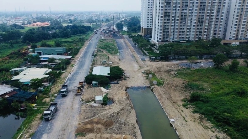 Công trường thi công nâng cấp mở rộng quốc lộ 50 đoạn qua huyện Bình Chánh. Ảnh: Nhật Thành