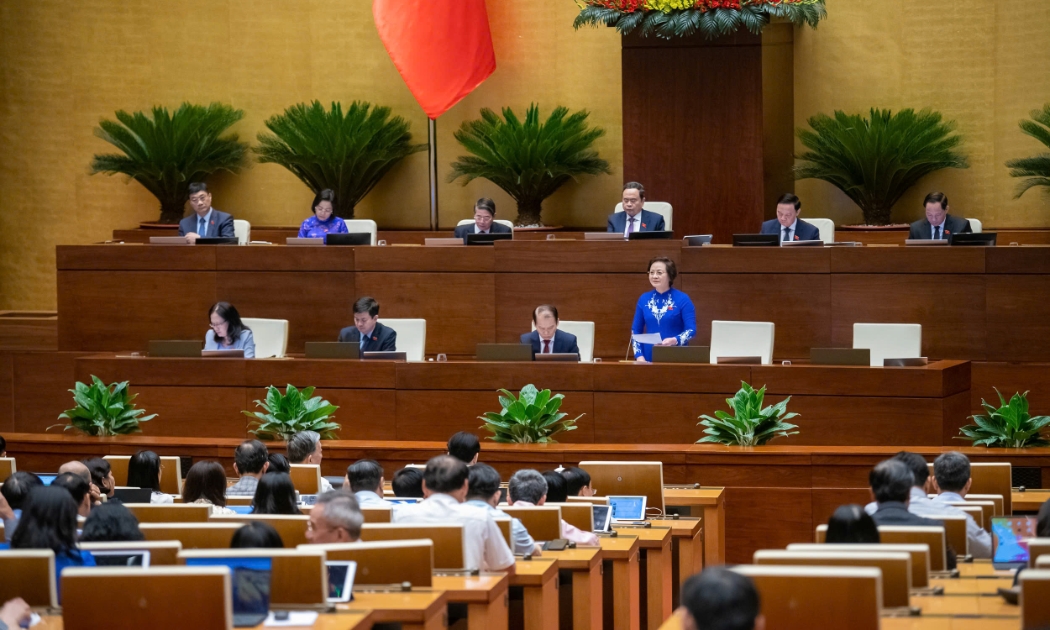 Bộ trưởng Bộ Nội vụ giải trình tại phiên thảo luận Luật Tổ chức chính quyền địa phương (sửa đổi), sáng 14/5. Ảnh: Quochoi.vn.